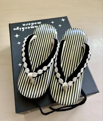마메치요 모던 블랙 스트라이프 무늬 꽃 장식 조리