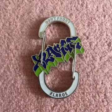 XLARGE 카라비너