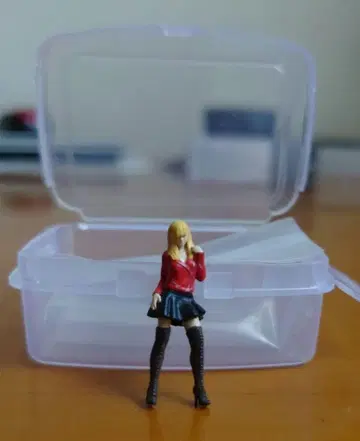 1/64 피규어 빨간색 가죽 자켓을 입은 여성