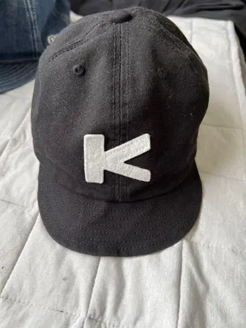KAVU 블랙 캡 K 자수 장식