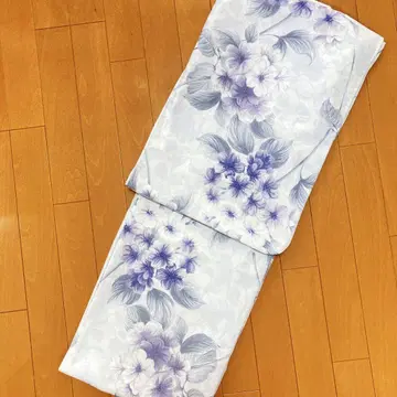 흰 보라색 꽃무늬 유카타