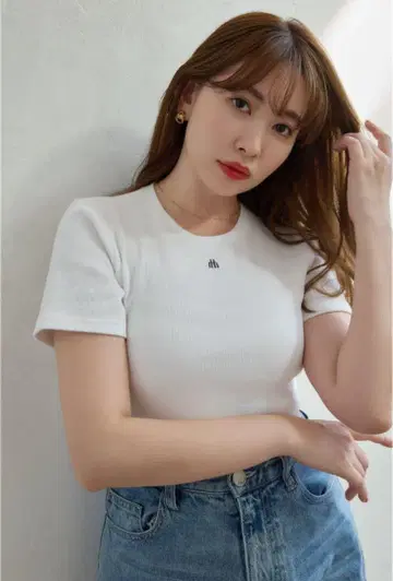 그녀의 입술과 Trois 로고 리브드 티셔츠