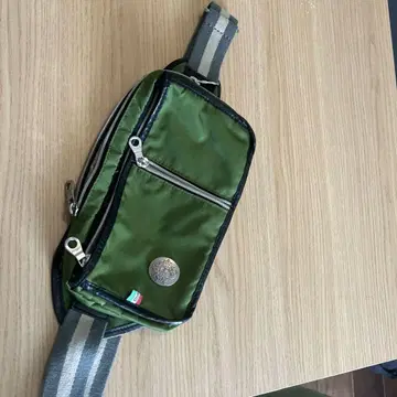 올리브 그린 바디백