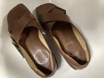 hocco 브라운 크로스 스트랩 샌들