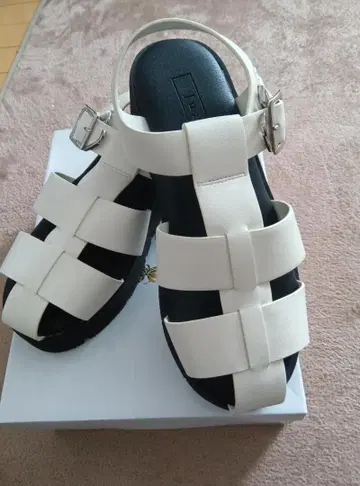 화이트 통굽 스포츠 샌들 23.5cm