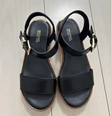마이클코어스 블랙 샌들 23cm