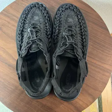 KEEN UNEEK 블랙 스포츠 샌들