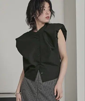 titivate 티티베이트 퍼프 숄더 슬리브리스 셔츠