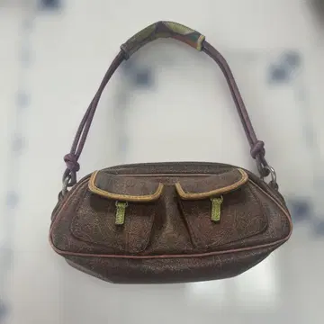 ETRO의 브라운 계열 숄더백 프론트 포켓 부착 컴팩트한 사이즈
