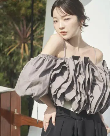 andequal 볼륨 오프숄더 블라우스