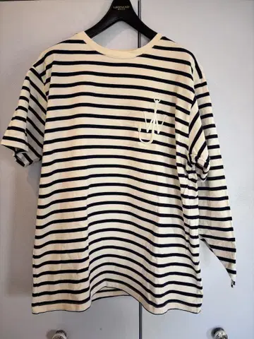 JW Anderson 비대칭 스트라이프 티셔츠 아이보리 네이비