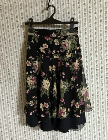 Chacott 꽃무늬 플레어 스커트 미디 기장 블랙