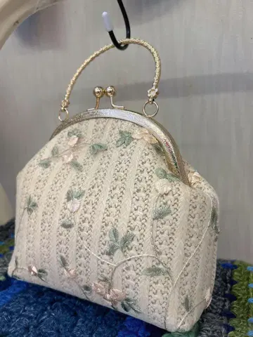아이보리 자수 가마구치 백