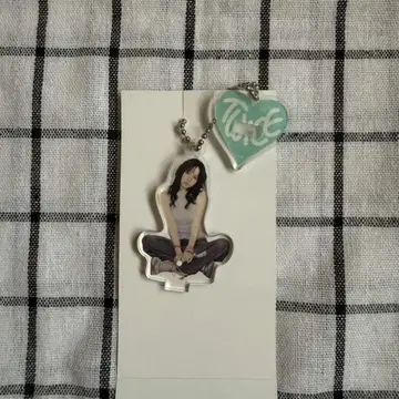 This is for 미나 아크릴 키링