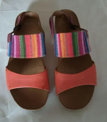Clarks 클락스 오렌지 계열의 샌들