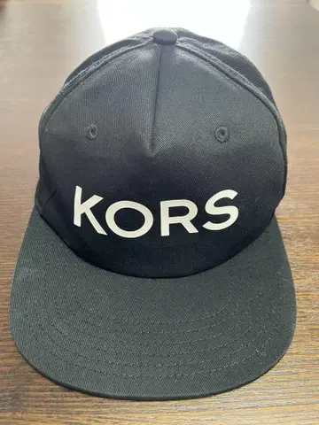 KORS 블랙 야구 모자