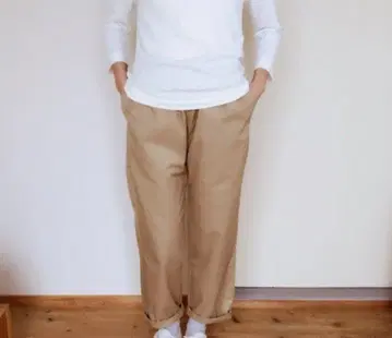 이지 치노 팬츠 베이지