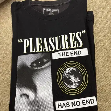 PLEASURES 블랙 티셔츠