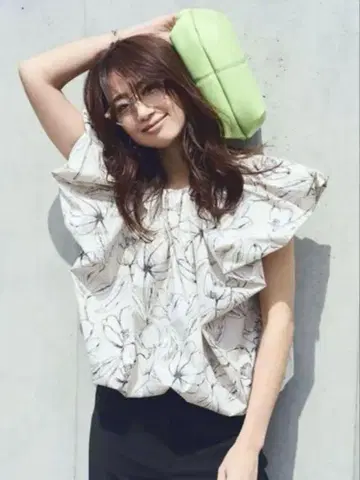 Mila Owen 개더 볼륨 벌룬 실루엣 블라우스
