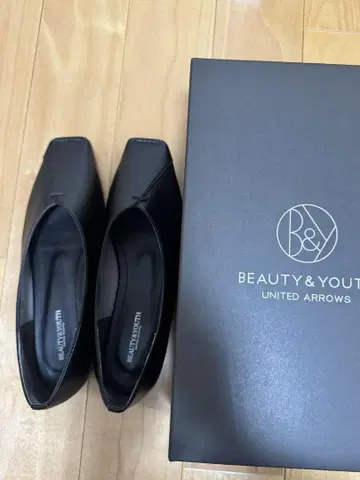V 컷 스티치 플랫 슈즈 블랙 36