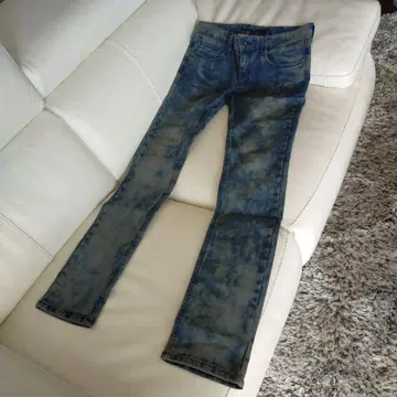 데미지 가공 슬림 스트레이트 데님 팬츠