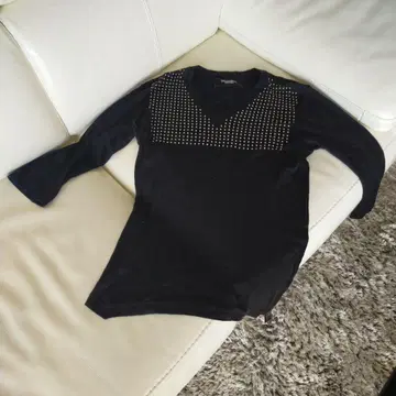 5351 블랙 7부 소매 스터드 티셔츠