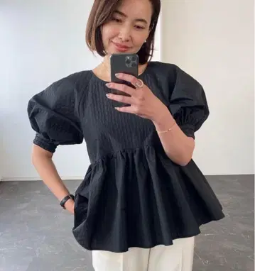 새상품급 OHGA 오가 퀼팅 블라우스 퍼프 슬리브 페플럼 블라우스