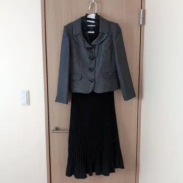 그레이 자켓과 플리츠 스커트 세트