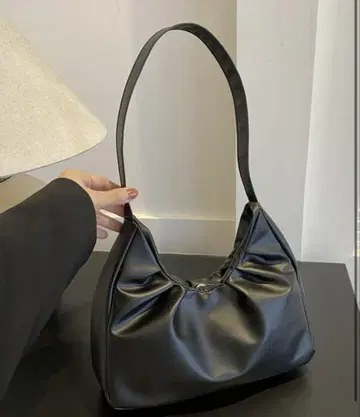 블랙 숄더백 심플한 디자인