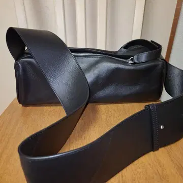 자라 렉탱귤러 가죽 크로스 바디백