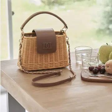 완판템 다리치 로고 가죽 라탄 백