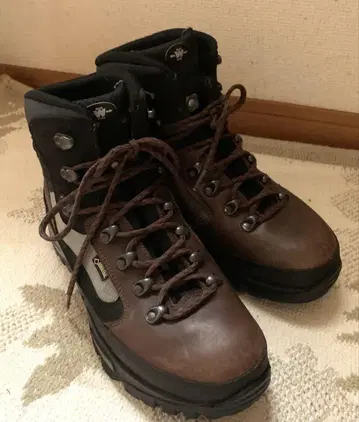 새상품급 Lowa 등산화 GORE-TEX 방수 기능 포함