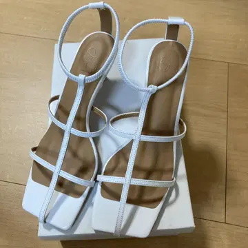 미사용 새상품 루타론 화이트 스트랩 샌들 스퀘어 힐 24cm