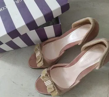 그레이스 콘티넨탈 베이지 스웨이드 오픈토 힐