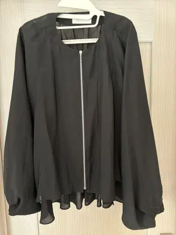 Harenia 블랙 벌룬 슬리브 셔츠