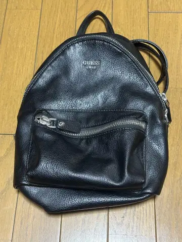 GUESS 블랙 가죽 느낌 백팩