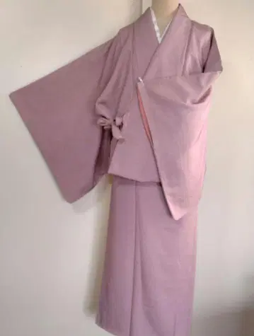 옅은 핑크색 코몬 무늬 기모노에서 두 조각 기모노로
