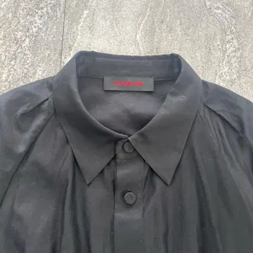 CABaN 블랙 플리츠 블라우스