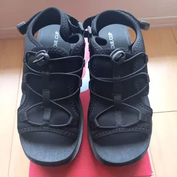 통굽 블랙 스트랩 샌들