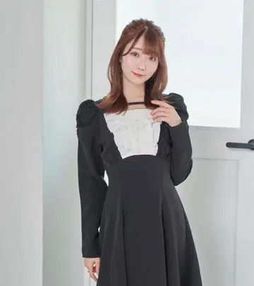 로제 뮤즈 플레어 메이드 스타일 드레스