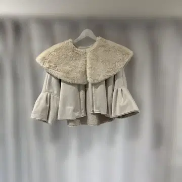 ESCAR 퍼 카라 부착 벨 슬리브 판초