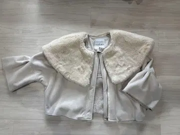 ESCAR 퍼 카라 부착 벨 슬리브 판초