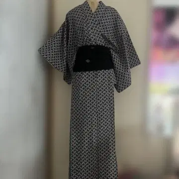 전통 패턴의 남성용 유카타와 블랙 컬러의 오비 세트