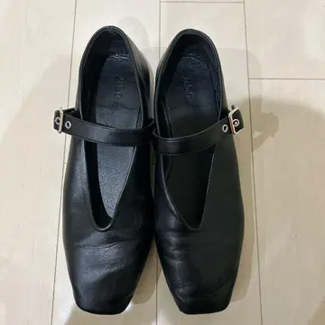 미라 오웬 소프트 멜리 제인 아일렛 벨트 펌프스 블랙
