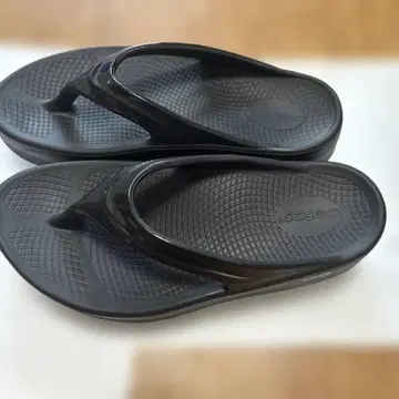 Oofos 블랙 샌들 OOMEGA 통굽