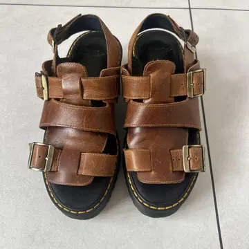 Dr. Martens 브라운 통굽 샌들
