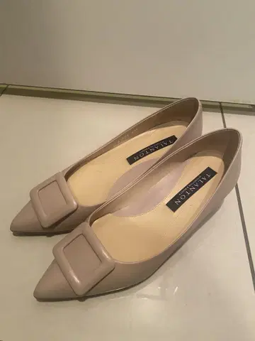 TALANTON 베이지 낮은 힐 신발 23.5cm