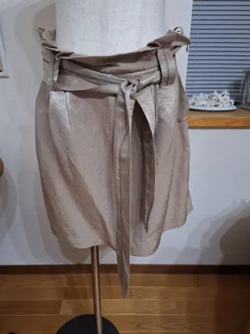 베이지 리본 포함 타이트 스커트