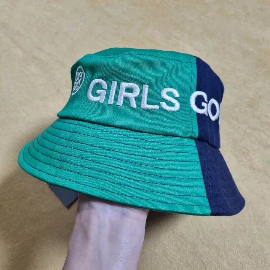 【韓国 AWESOME NEEDS】WAVY LAMPSHADE HAT AWESOME NEEDS