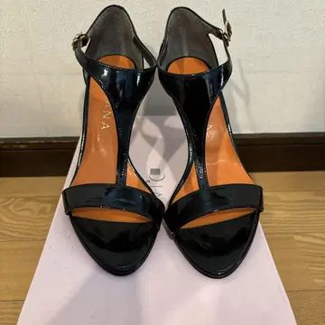 DIANA 에나멜 샌들